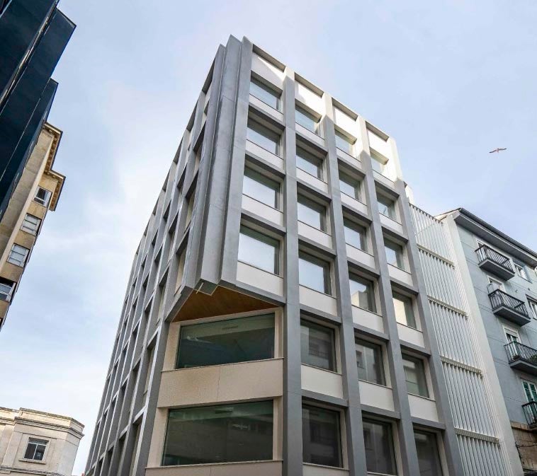 EDIFICIO ADMINISTRATIVO DEL AYUNTAMIENTO DE SANTANDER EN LA CALLE LA PAZ. ARQUITECTOS: MERCEDES COBO SANCHEZ, MARTA SOLARANA CADELO, JORGE VILLAMOR CANTERA Y JOSE IGNACIO VILLAMOR ELORDI.