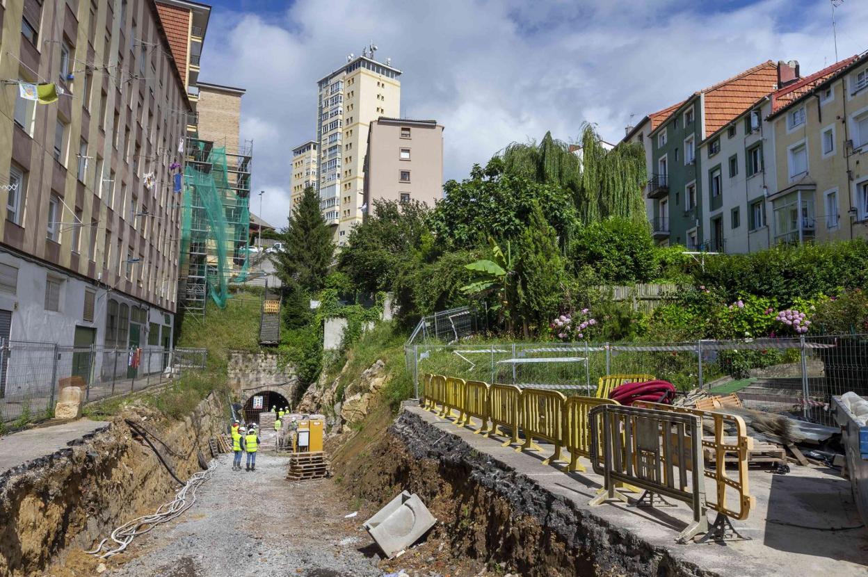 Imagen de archivo de un equipo de operarios mientras trabaja en las obras del antiguo túnel de Tetuán, en Santander. 