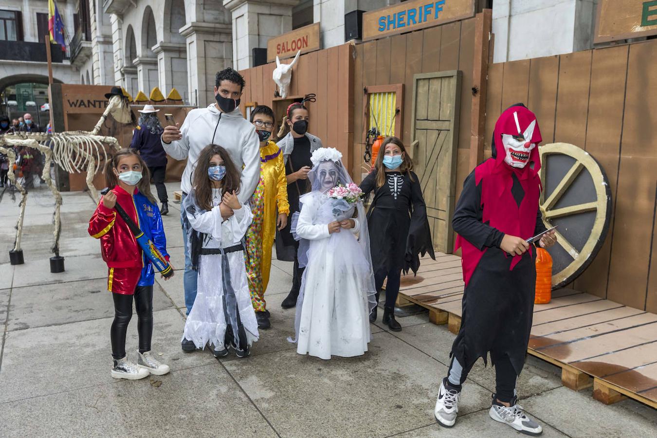 Niños y mayores han tomado las calles santanderinas con temibles disfraces.