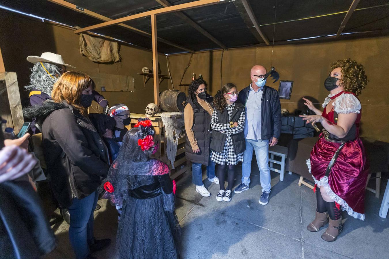 Niños y mayores han tomado las calles santanderinas con temibles disfraces.