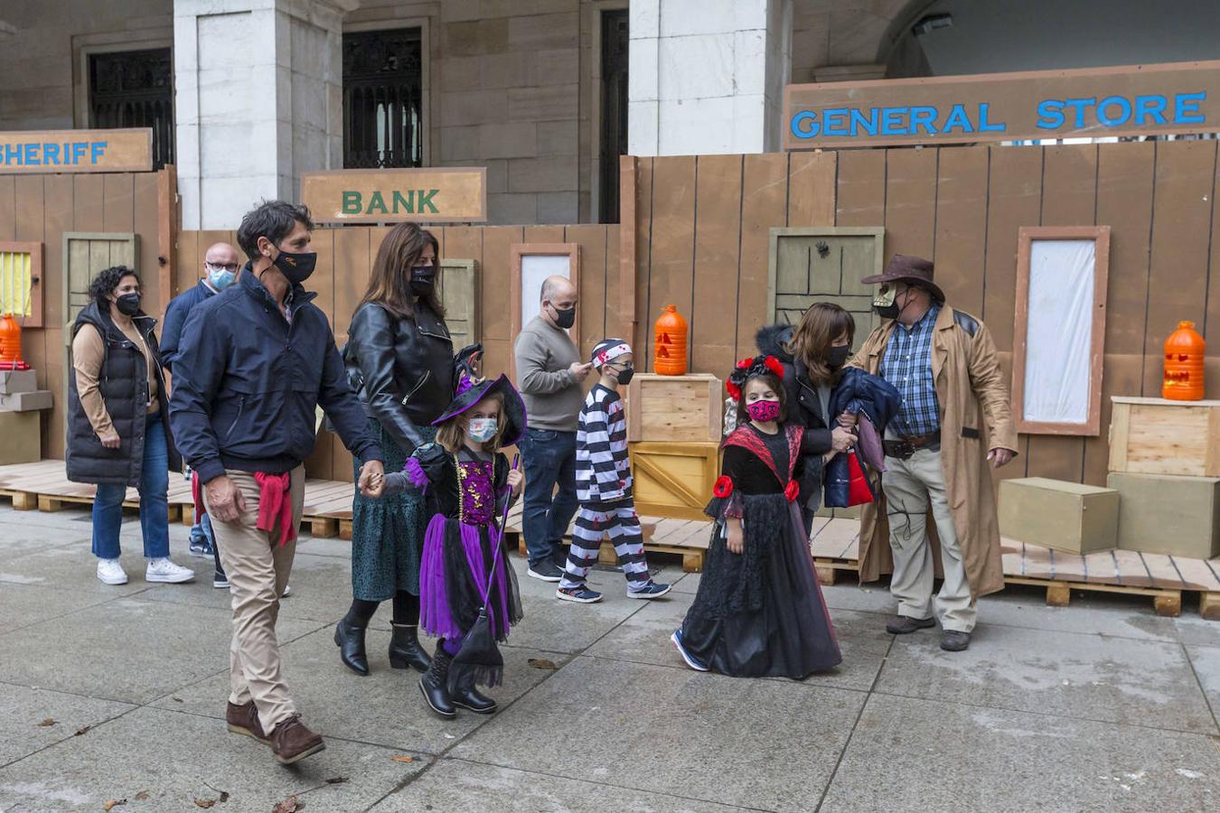 Niños y mayores han tomado las calles santanderinas con temibles disfraces.