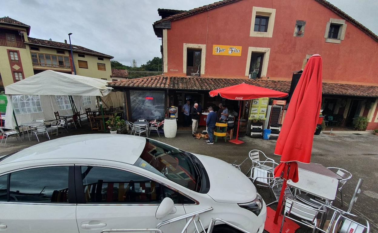 El vehículo que se llevó por delante la terraza del Bar Fito seguía al mediodía en el lugar del suceso.