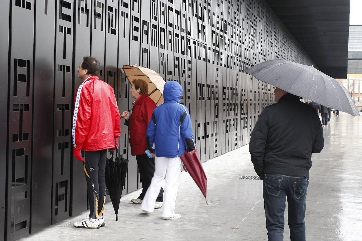 Aficionados de la Gimnástica, a las puertas de El Malecón. 