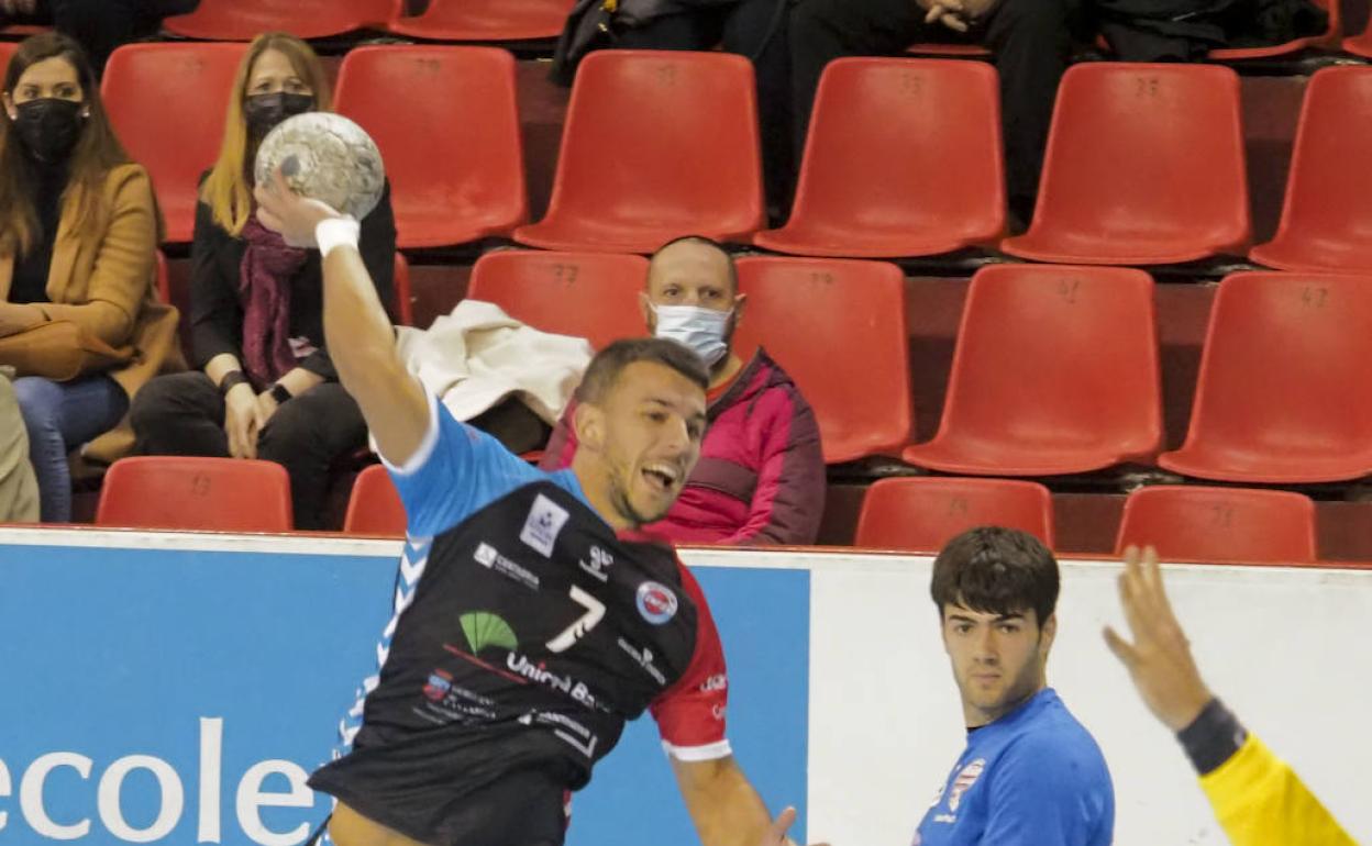 Berto Pla, uno de los mejores del partido, busca la meta de César Pérez.