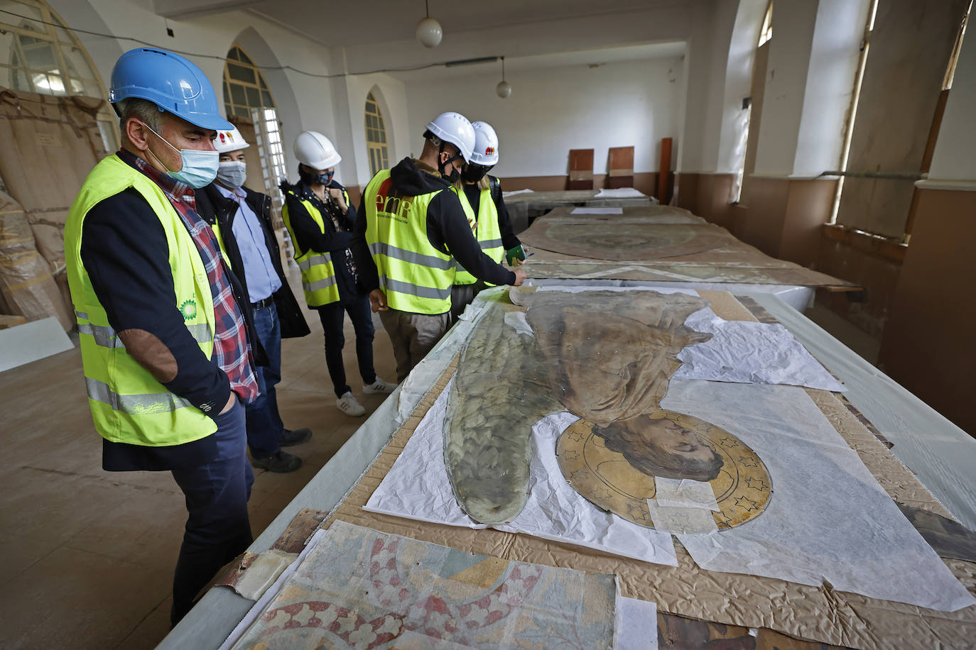 Fotos: Lienzos y muebles ya restaurados vuelven a la iglesia del Seminario Mayor de Comillas