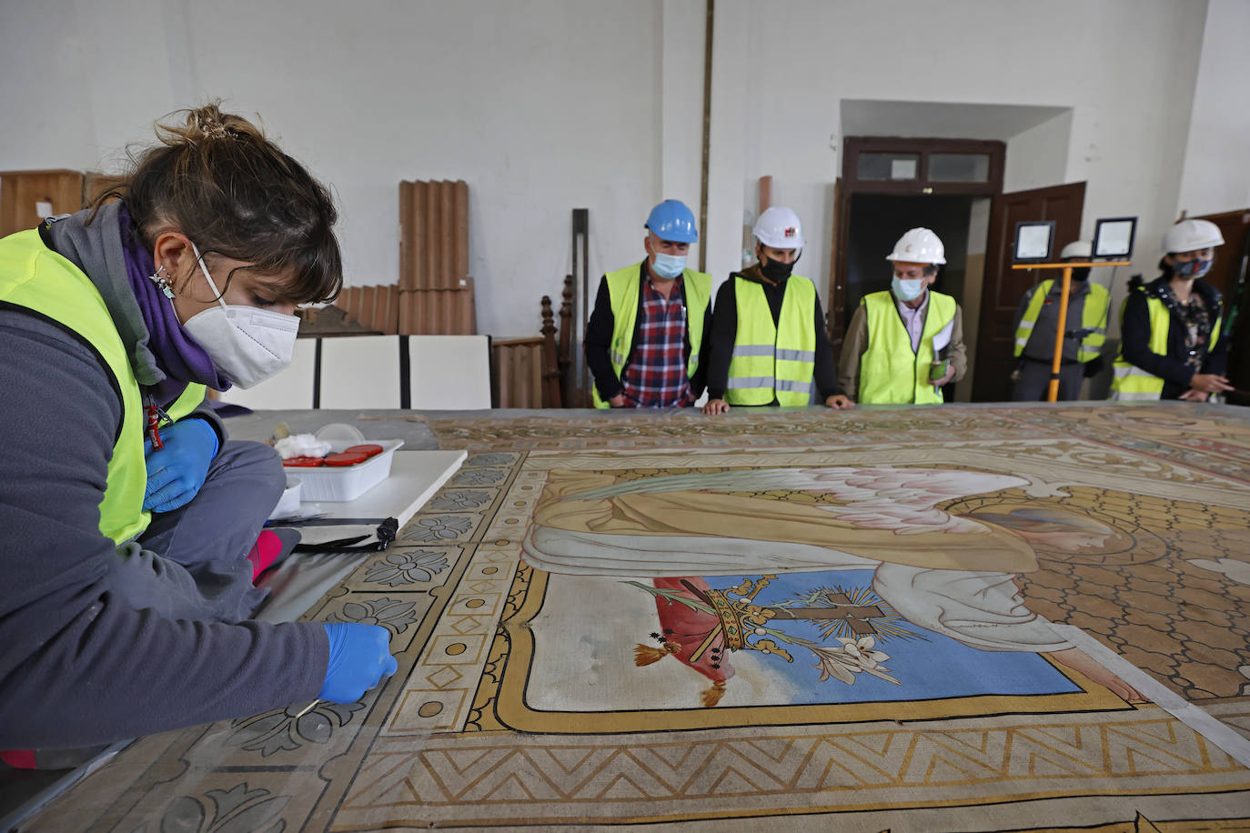 Fotos: Lienzos y muebles ya restaurados vuelven a la iglesia del Seminario Mayor de Comillas