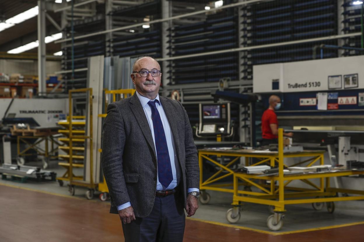 Antonio Pérez Ruiz, director general de Ascensores IMEM, posa en las instalaciones de la empresa en Adarzo. 