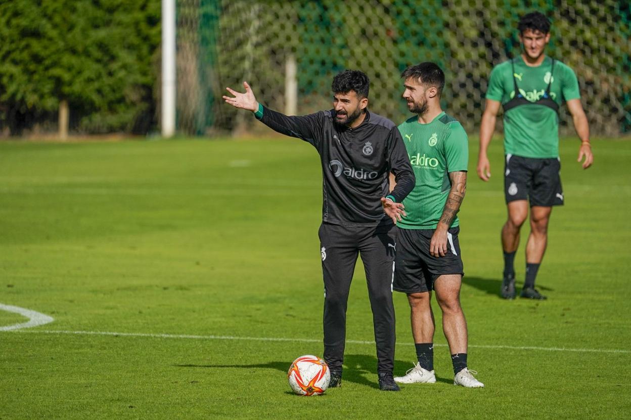 Guille Romo, durante el entrenamiento del lunes en La Albericia. Junto a él, Sergio Marcos. Al fondo, Juan Gutiérrez. 