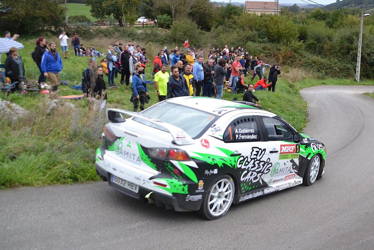 Pablo Fernández y Álvaro Gutiérrez en una de las especiales con su Mitsubishi. 