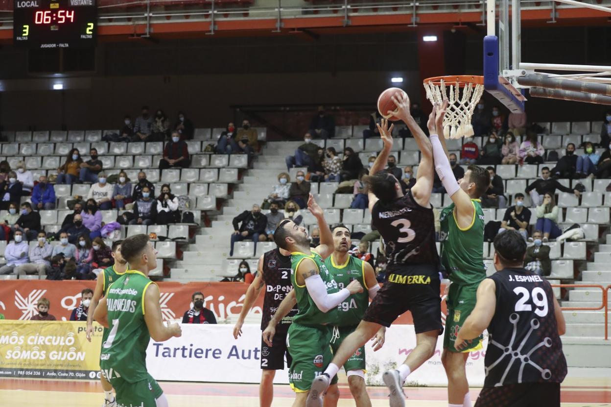 Mendikote, del Gijón, lanza a la canasta del Alega ante Bulic. 