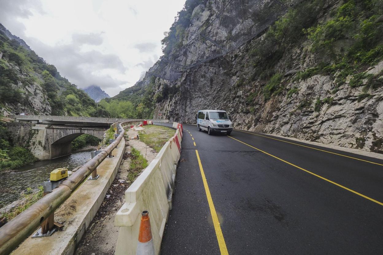 Un vehículo circula por la carretera de La Hermida, donde ya se han realizado trabajos previos. 