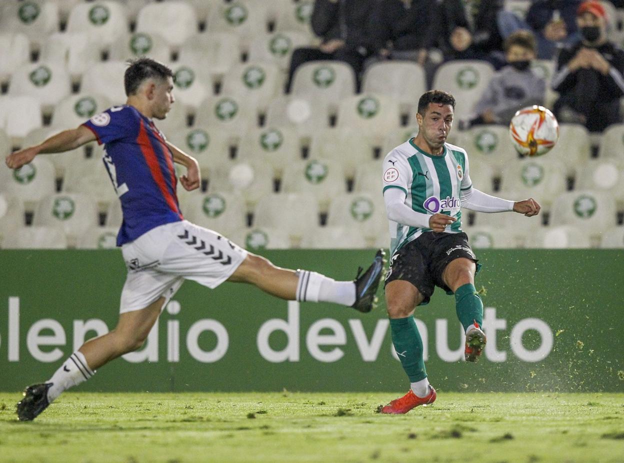 Álvaro Bustos centra al área en el partido ante el Leioa. 