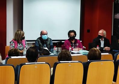 Imagen secundaria 1 - Varios momentos de la presentación del libro en Villacarriedo, con los ponentes y un aforo completo. 