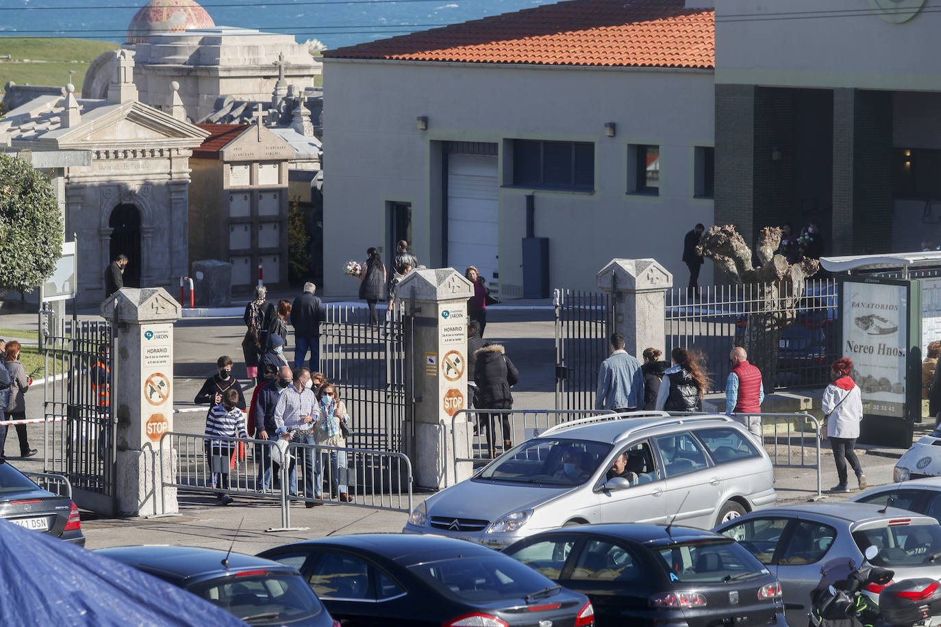 Escenas del Día de los Difuntos en el cementerio de Ciriego (Santander).
