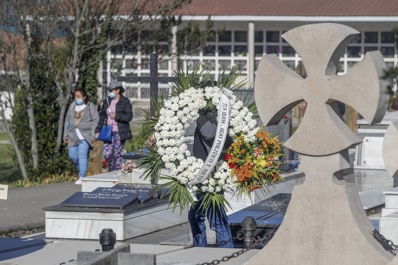 Escenas del Día de los Difuntos en el cementerio de Ciriego (Santander).