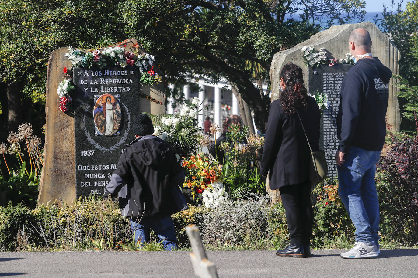 Escenas del Día de los Difuntos en el cementerio de Ciriego (Santander).