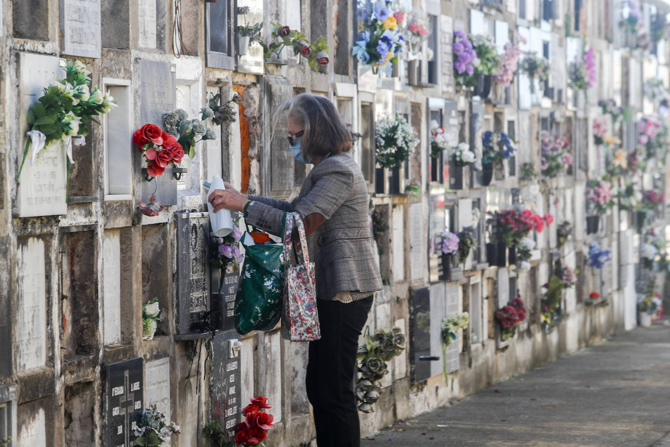 Escenas del Día de los Difuntos en el cementerio de Ciriego (Santander).