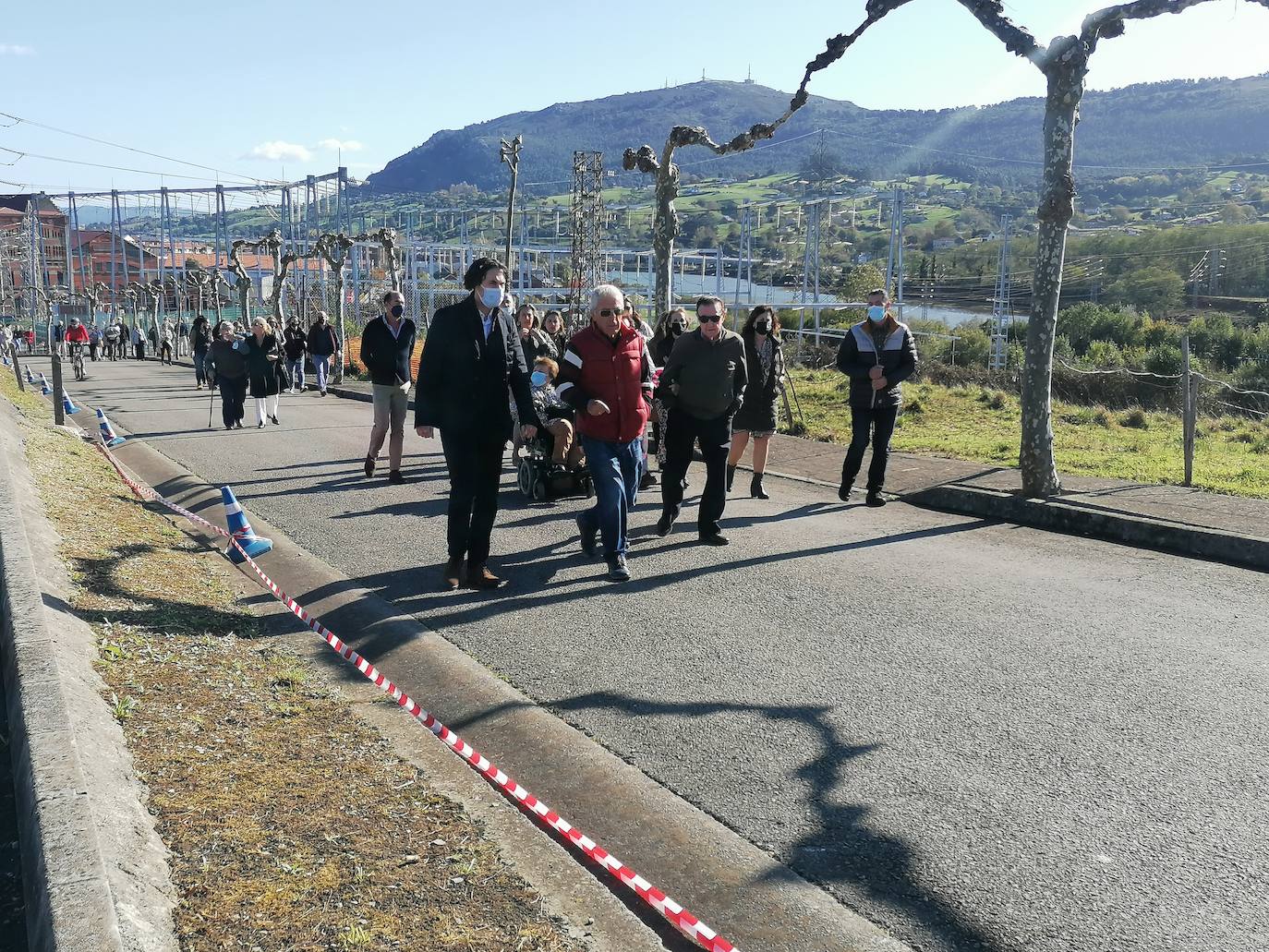Gente llegando, a pie o en tren, al cementerio de Astillero, donde se celebró una misa al aire libre.