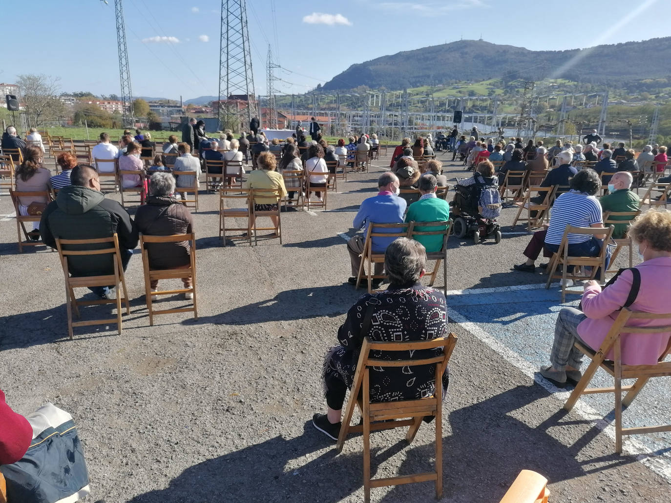 Misa al aire libre celebrada en el cementerio de El Astillero.