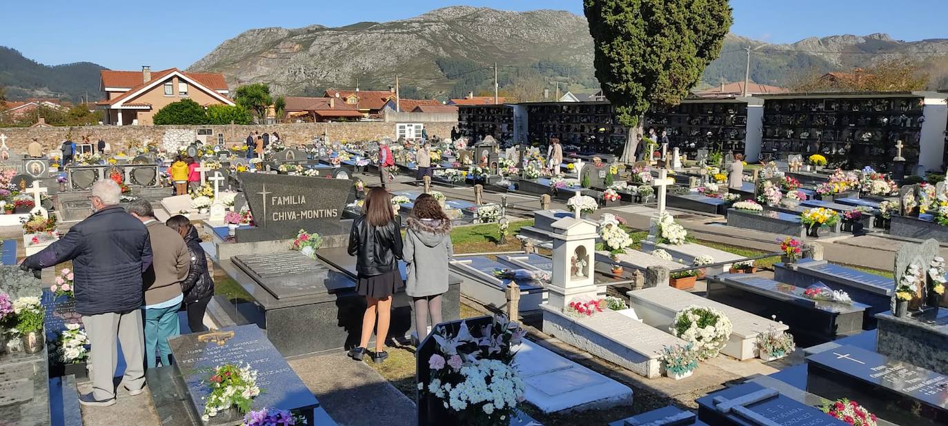 Los corraliegos honran a sus difuntos en el cementerio de la localidad.