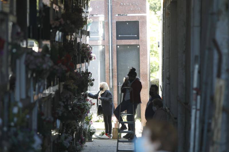 Escenas de Todos los Santos en el cementerio Geloria de La LLama (Torrelavega).