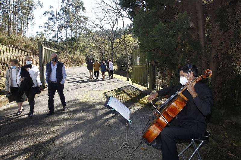 Música para honrar la memoria de los difuntos en el cementerio Río Cabo de Torrelavega.