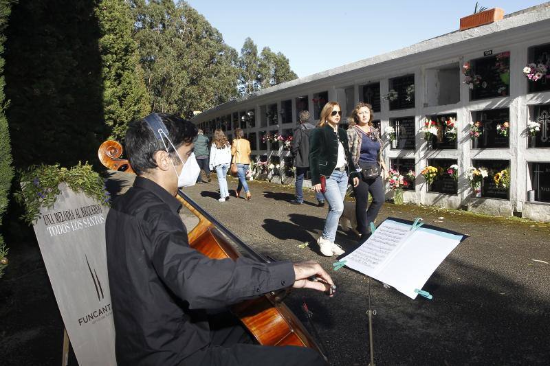 Música para honrar la memoria de los difuntos en el cementerio Río Cabo de Torrelavega.