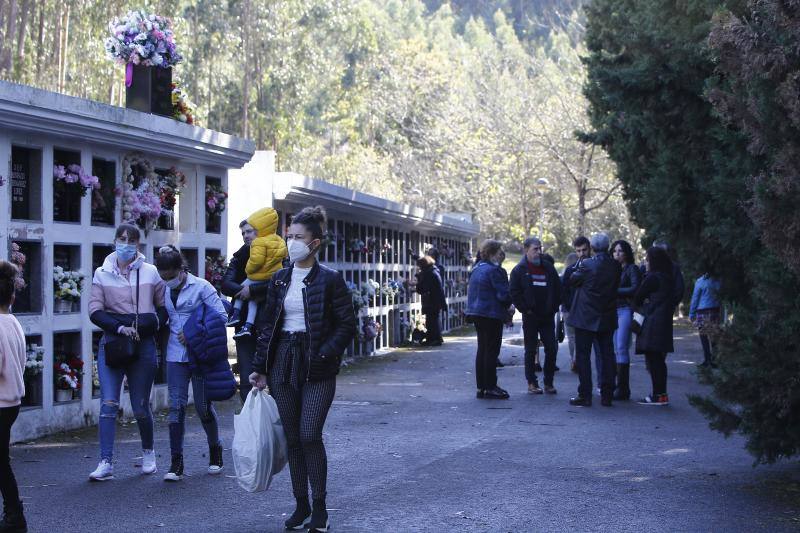 Música para honrar la memoria de los difuntos en el cementerio Río Cabo de Torrelavega.