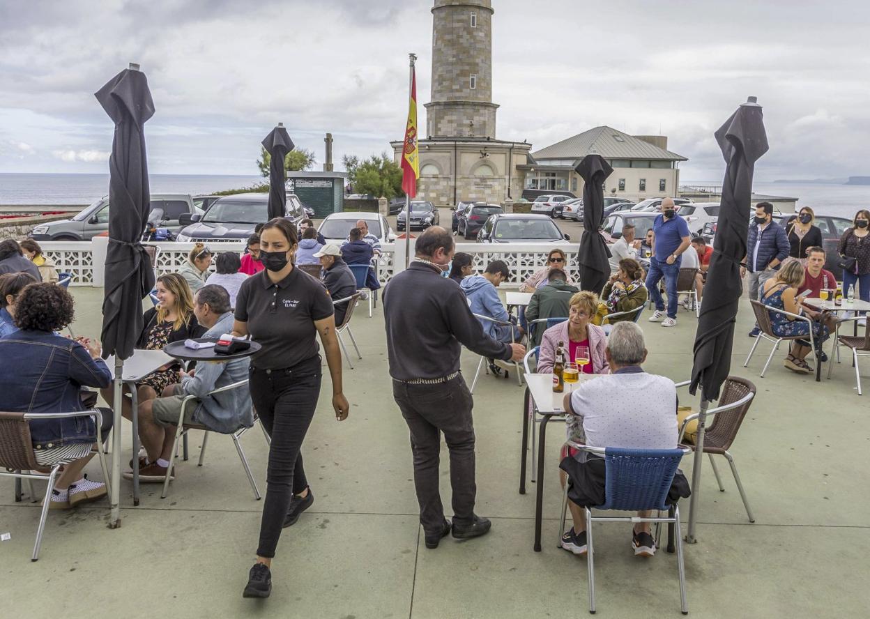 Terraza del bar del Faro en Santander.