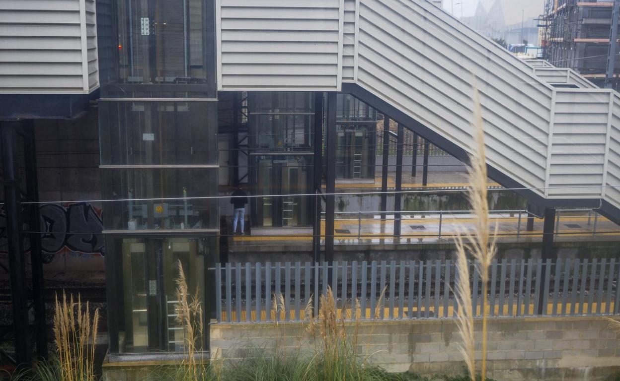 Imagen de los ascensores colocados en el apeadero de Valdecilla. 