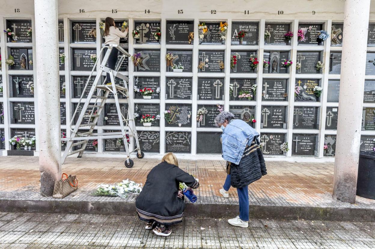 Visitas a los cementerios por Todos los Santos. 