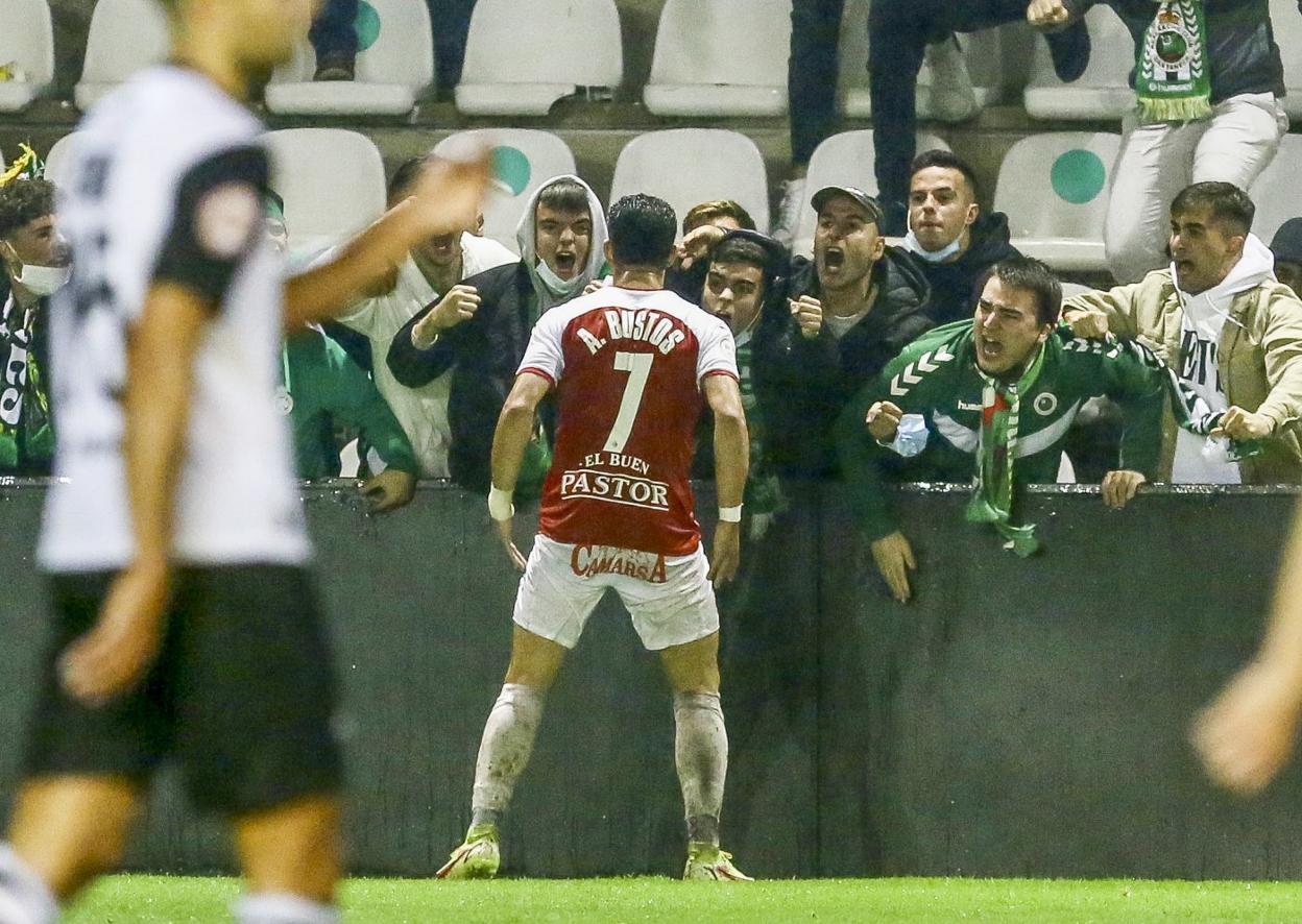 Álvaro Bustos celebra su gol con la afición del Racing en el Stadium Gal. 