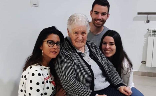 Alicia, Laura y Diego posan junto a su abuela, Guadalupe Gómez, fallecida en enero. 