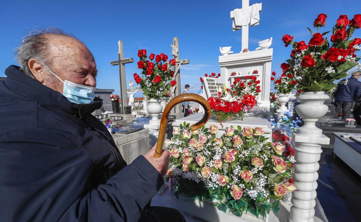 En el Día de Todos los Santos, los cementerios se llenan de flores y de visitantes que acuden a recordar a sus seres queridos.