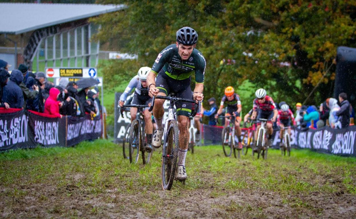 Kevin Suárez, en una de las subidas ayer en el circuito de Overijse. 