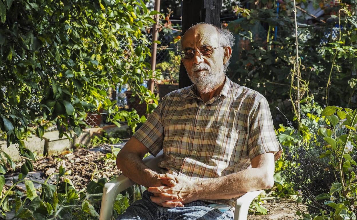 Martín Alonso posa para El Diario Montañés en su domicilio en Los Corrales de Buelna.