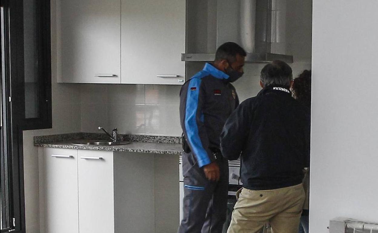 Personal de la Consejería en una vivienda cedida en Ganzo.