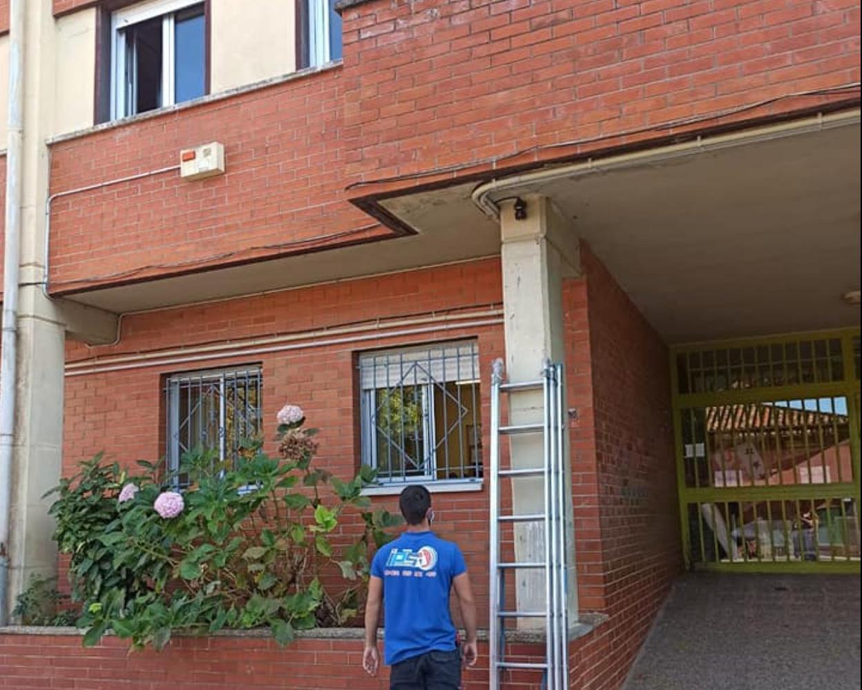 Un operario instala esta semana una cámara en el colegio del municipio. 