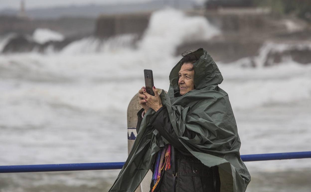 Imagen de archivo de un temporal costero en Cantabria.