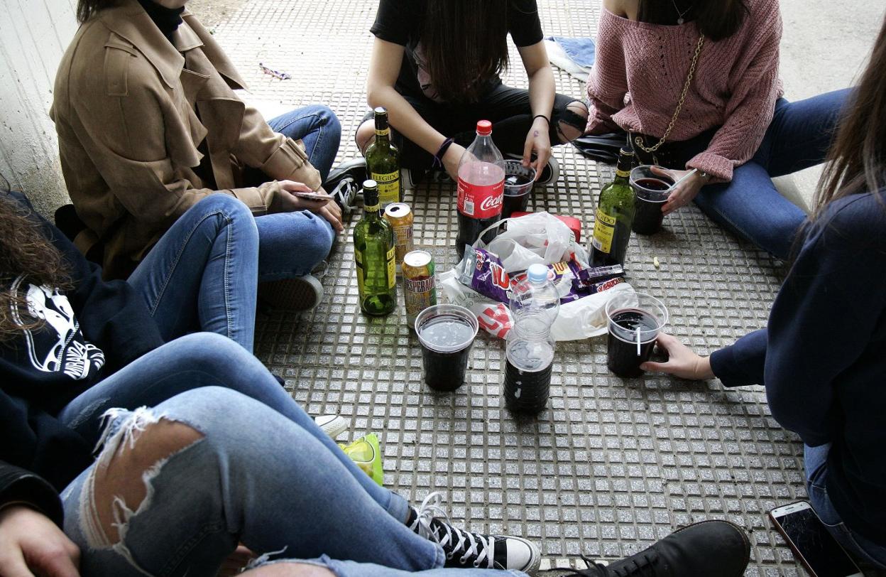 El consumo de alcohol se dispara entre los jóvenes cántabros a través de los botellones.