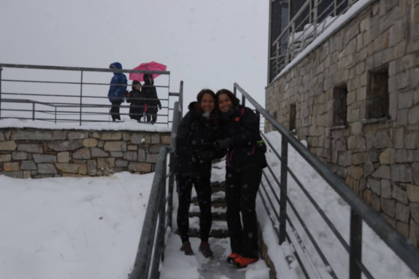 Posado nevado en el teleférico de Fuente Dé.