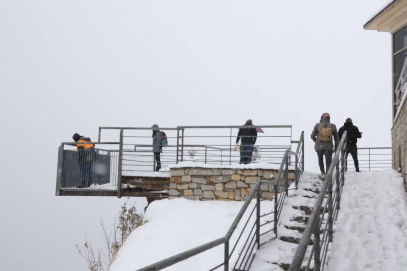 Numerosas personas subieron hasta la estación del teleférico para disfrutar de la nieve.