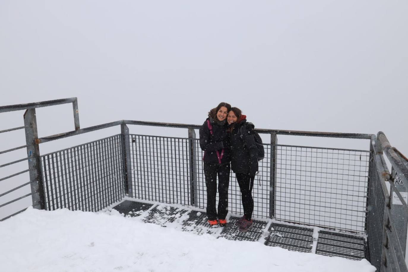 Numerosas personas subieron hasta la estación del teleférico para disfrutar de la nieve.