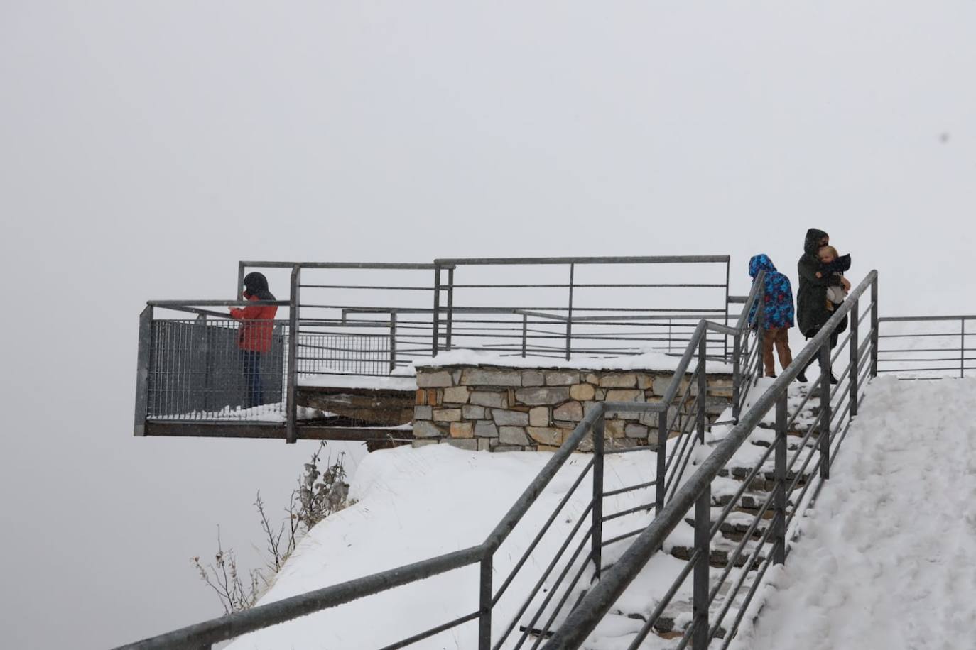 Numerosas personas subieron hasta la estación del teleférico para disfrutar de la nieve.