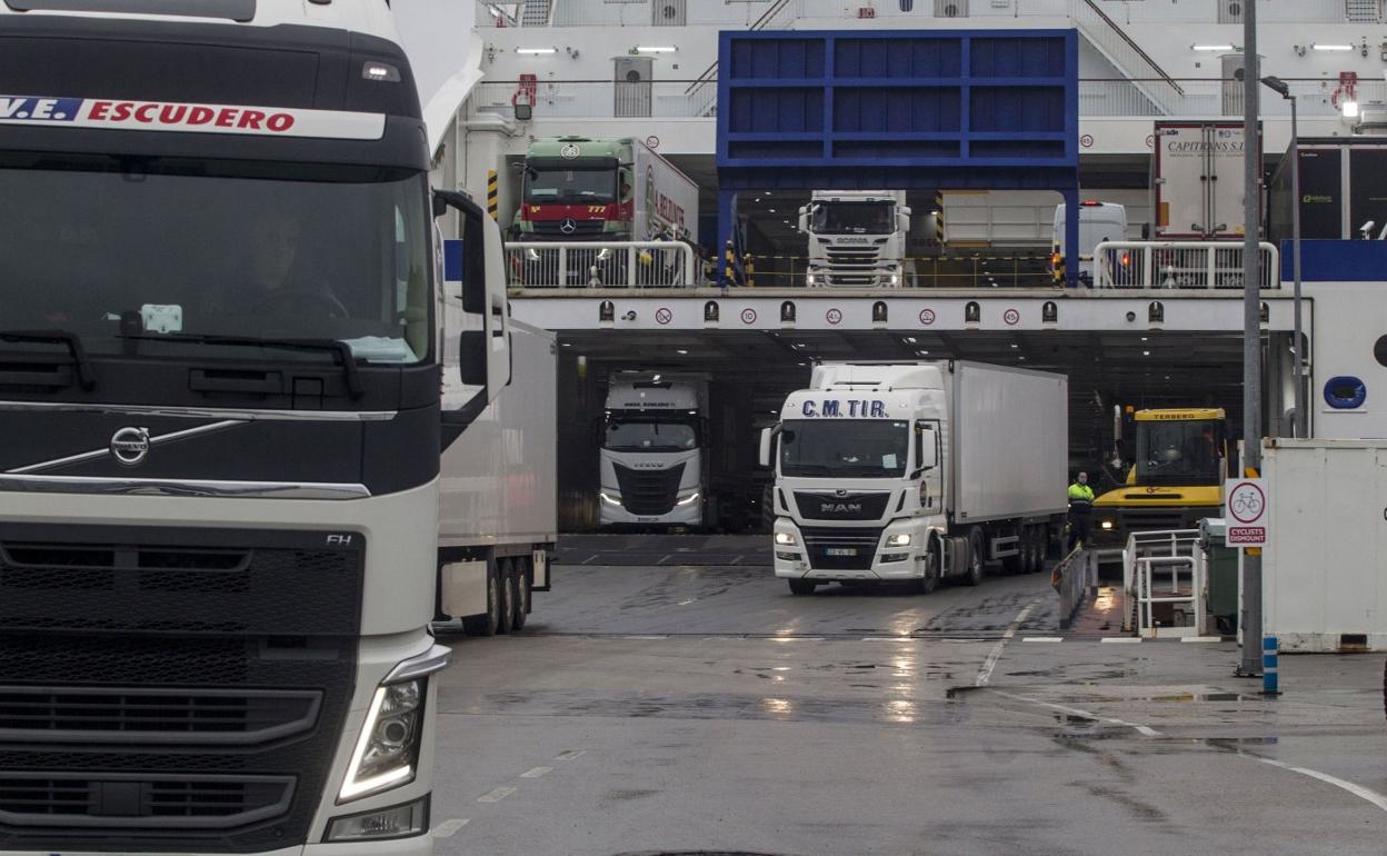 Salida de camiones con mercancías de la bodega de un buque de Brittany Ferries en el Puerto de Santander. 