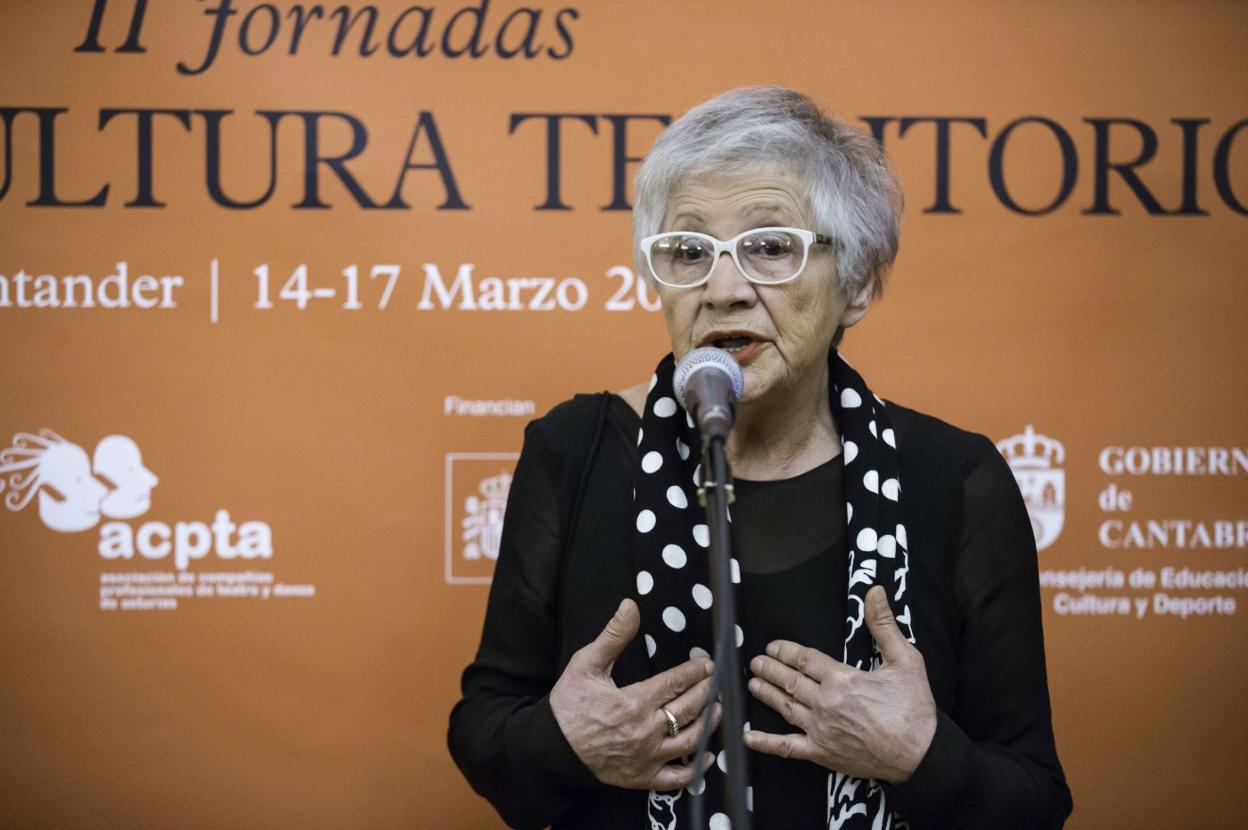 Gloria Ruiz, poeta y novelista, durante una intervención pública.