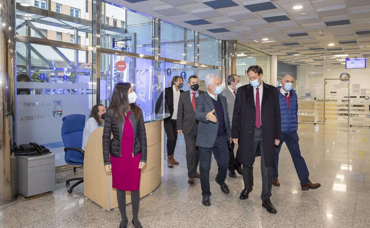 El consejero, acompañado de otros responsables de Obras Públicas, esta mañana antes de presentar sus presupuestos.