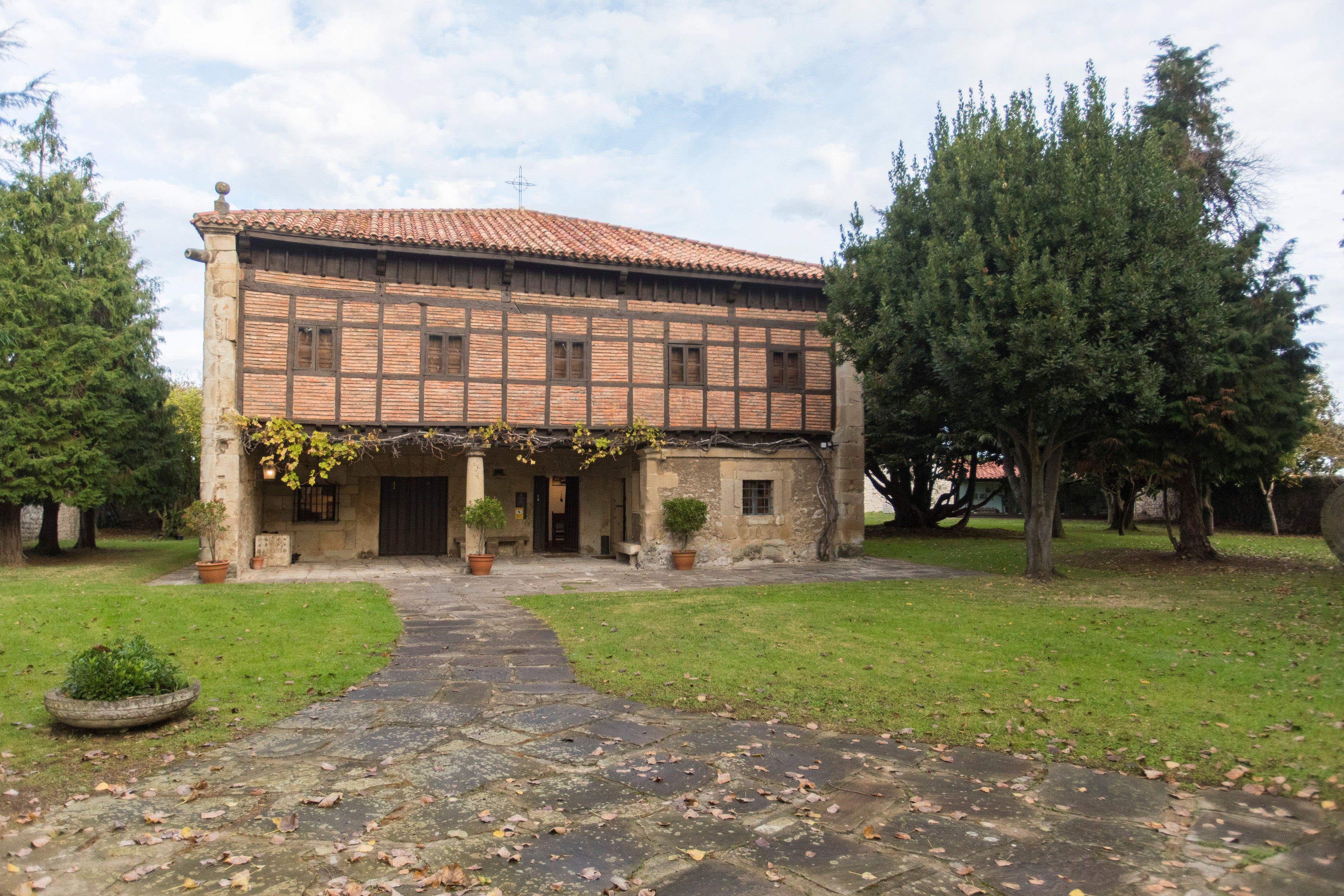 El Museo Etnográfico de Cantabria, ubicado en Muriedas, recoge cientos de piezas que narran la historia del pasado rural de la región.