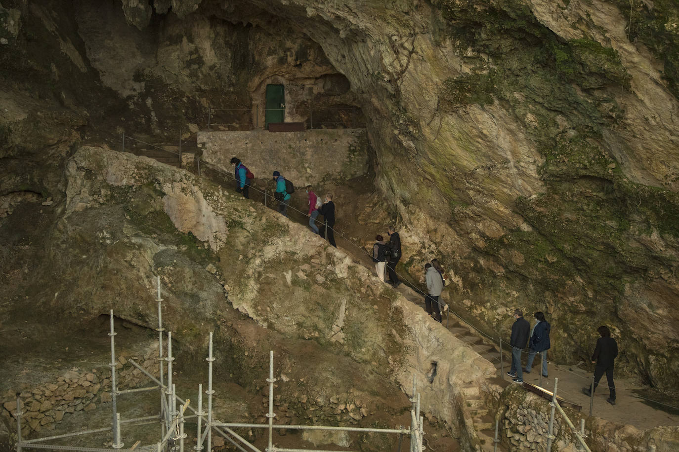 La entrada a las cuevas de El Castillo, en lo alto de Puente Viesgo. 