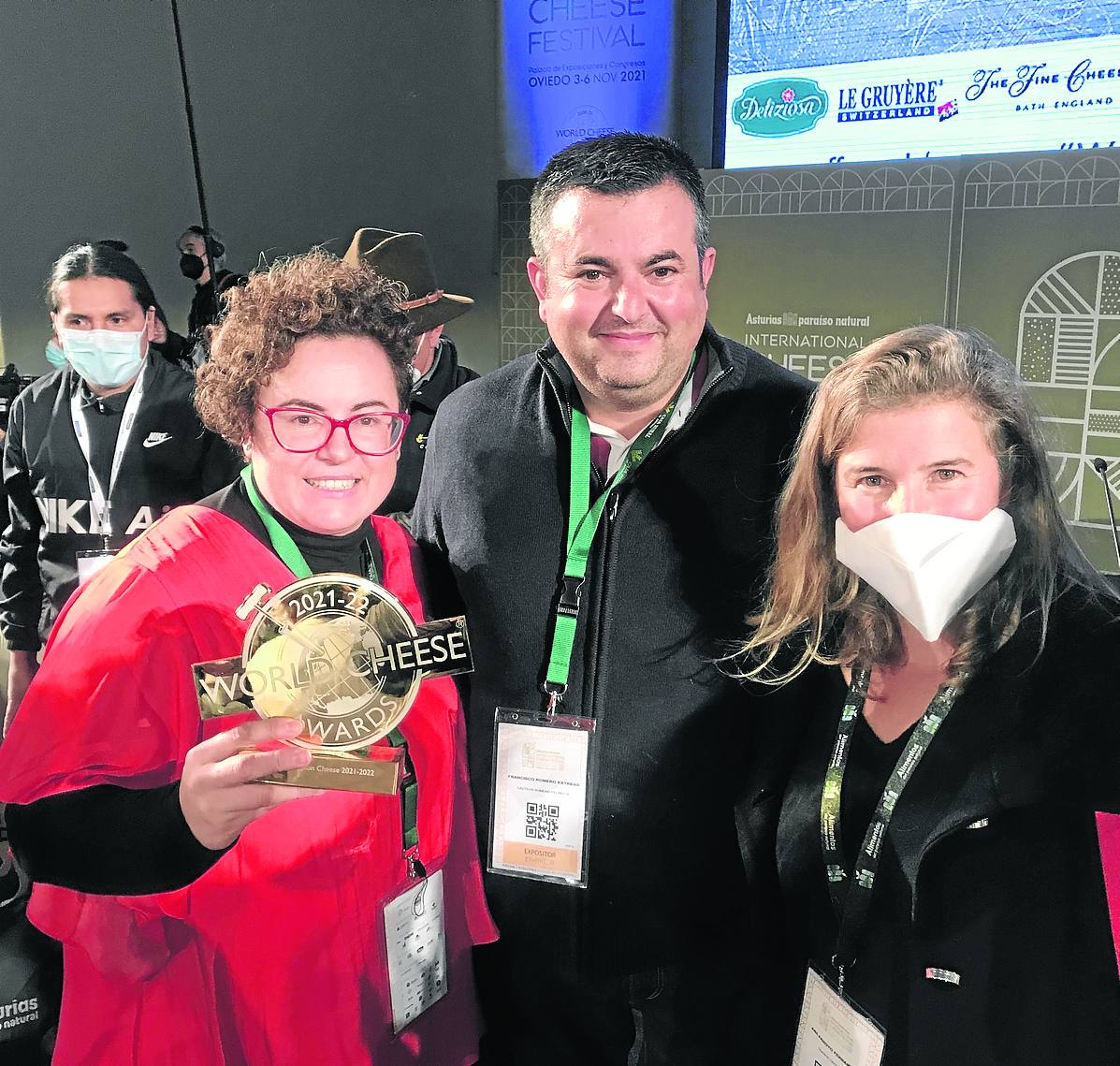 Silvia Peláez y su marido Paco Romero, de Quesos y Besos, con el trofeo de mejor queso del mundo, junto a Ana Arroyo de Laboratorios Arroyo, donde recientemente han participado recientemente en un curso de formación sobre quesos con pasta blanda organizado por la empesa cántabra. 